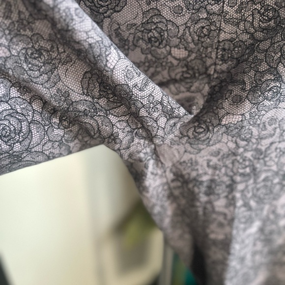 TORRID Leggings Fuax Lace Skull Dusty Purple - Picture 4 of 5